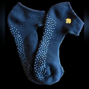 NWOT Kate Spade Black Barre/Grip Socks (Still Connected!)